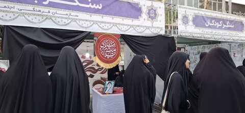 تصاویر/ فعالیت طلاب و اساتید مدرسه علمیه الزهرا (س) اراک در پیاده راه امیرکبیر در دهه اول محرم