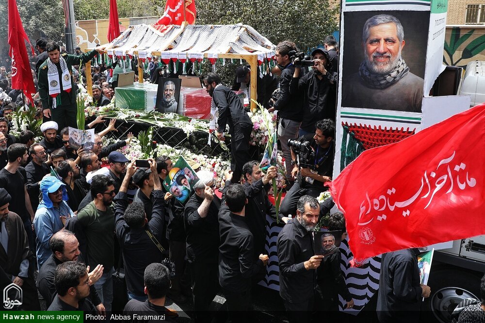 Qom rend hommage au général martyr Izadi par un cortège funèbre massif