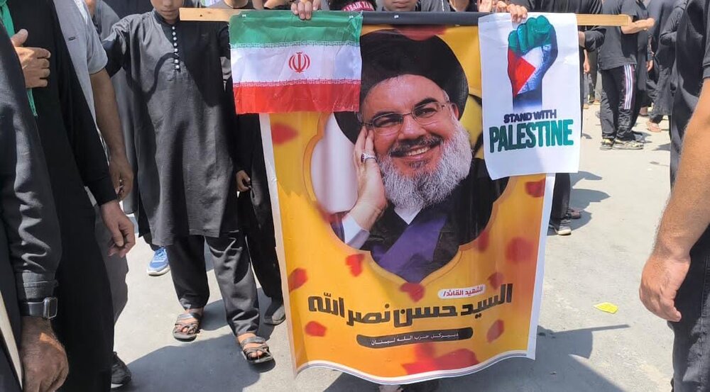 कश्मीर में 8वें मुहर्रम का ऐतिहासिक जुलूस, फिलिस्तीन के साथ एकजुटता और क्रांति के नेता के प्रति गहरे लगाव का प्रदर्शन