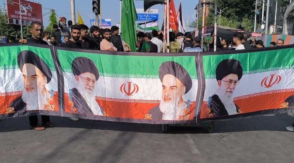 कश्मीर में 8वें मुहर्रम का ऐतिहासिक जुलूस, फिलिस्तीन के साथ एकजुटता और क्रांति के नेता के प्रति गहरे लगाव का प्रदर्शन
