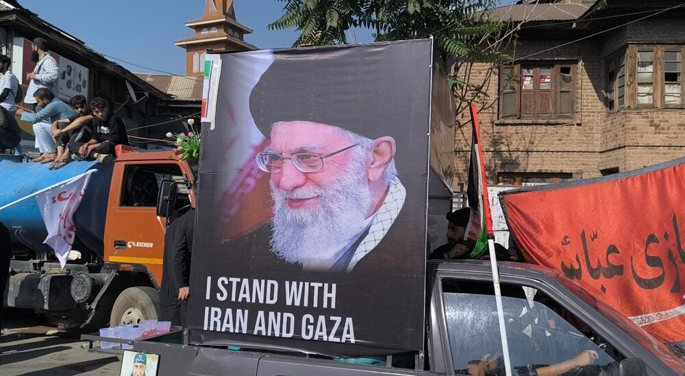 कश्मीर में 8वें मुहर्रम का ऐतिहासिक जुलूस, फिलिस्तीन के साथ एकजुटता और क्रांति के नेता के प्रति गहरे लगाव का प्रदर्शन