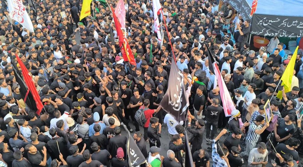 कश्मीर में 8वें मुहर्रम का ऐतिहासिक जुलूस, फिलिस्तीन के साथ एकजुटता और क्रांति के नेता के प्रति गहरे लगाव का प्रदर्शन