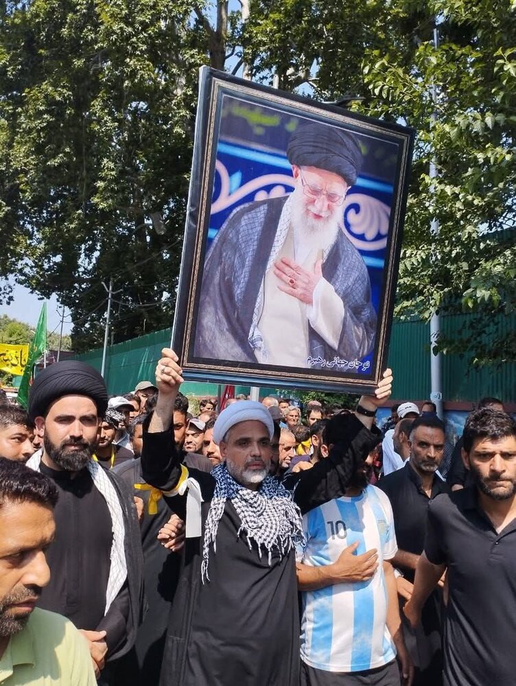 कश्मीर में 8वें मुहर्रम का ऐतिहासिक जुलूस, फिलिस्तीन के साथ एकजुटता और क्रांति के नेता के प्रति गहरे लगाव का प्रदर्शन