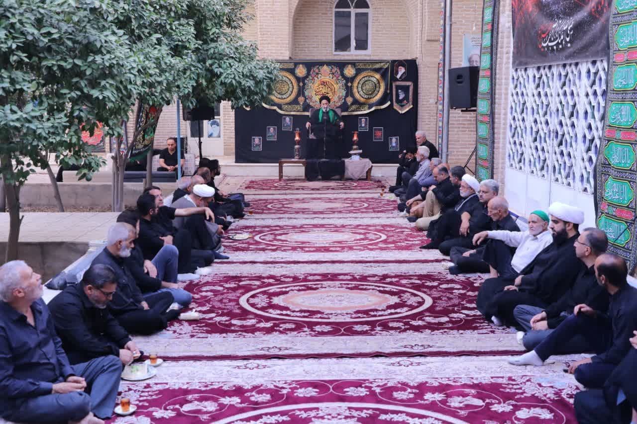 تصاویر/ مراسم عزاداری اباعبدالله الحسین علیه السلام در روز نهم محرم در مدرسه علمیه شفیعیه