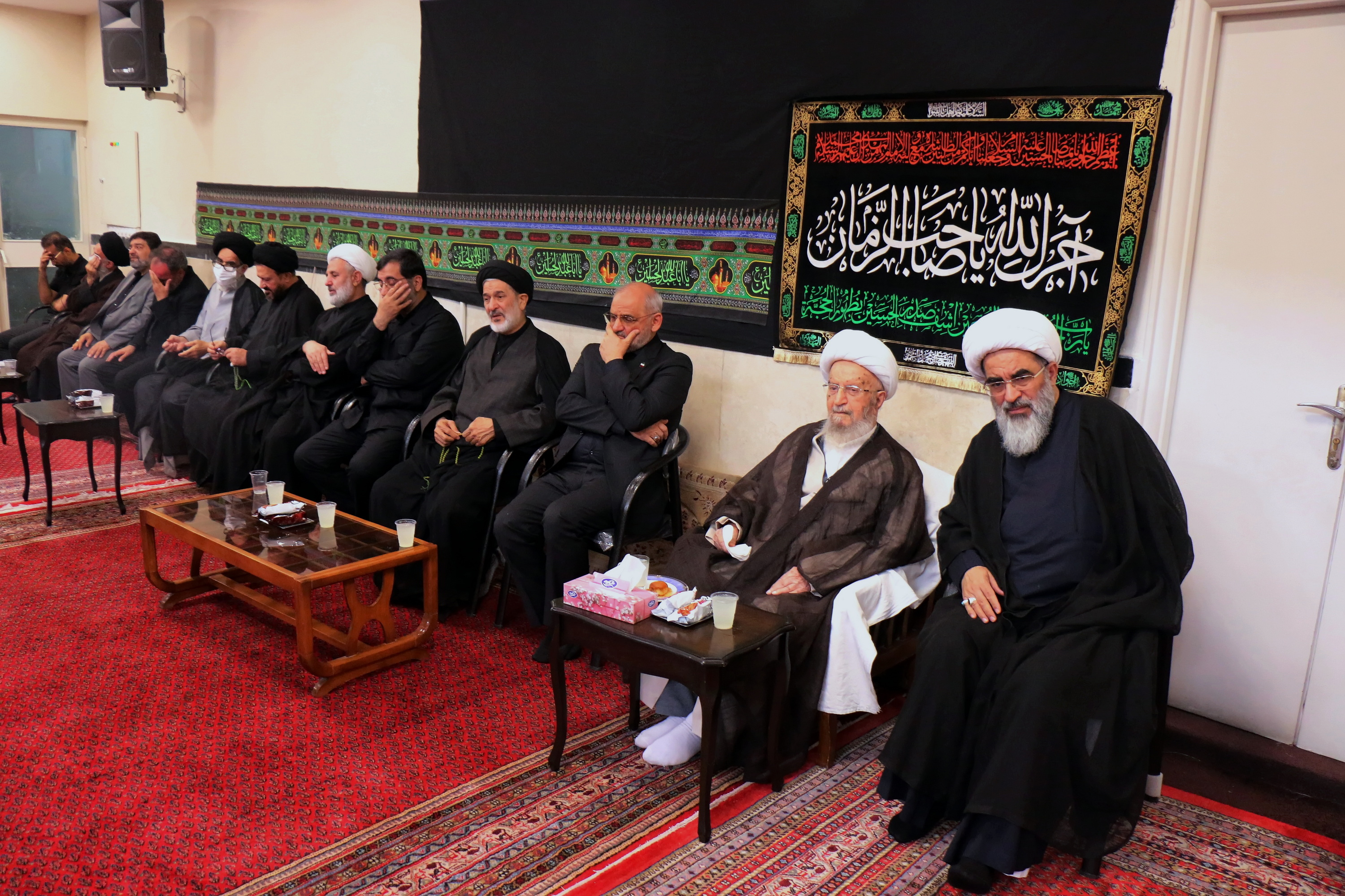 La présence du chef de cabinet du président à la cérémonie de deuil le jour de l'Achoura à la maison des grands érudits religieux à Qom
