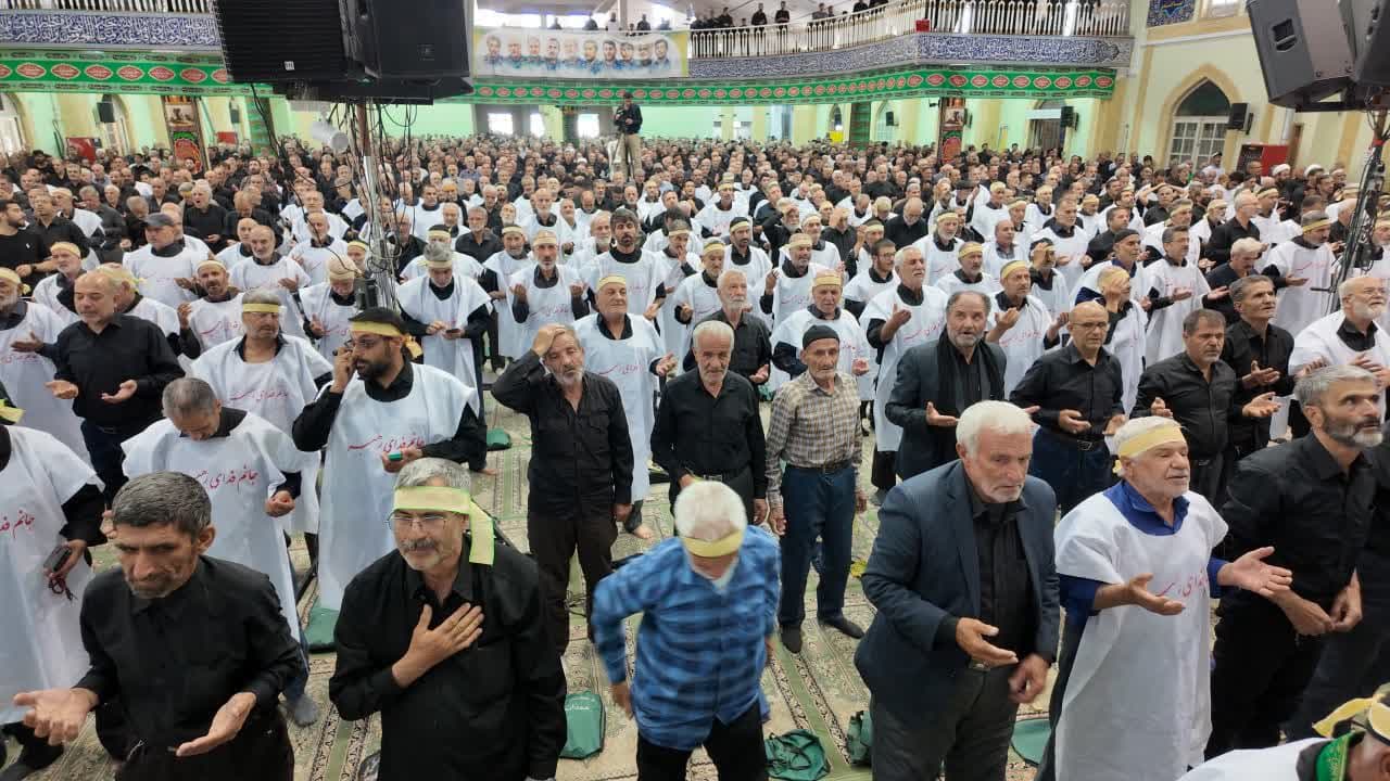 حرکت نمادین نمازگزاران همدانی؛ ایستادگی با کفن در خط مقدم دفاع از انقلاب+عکس و فیلم