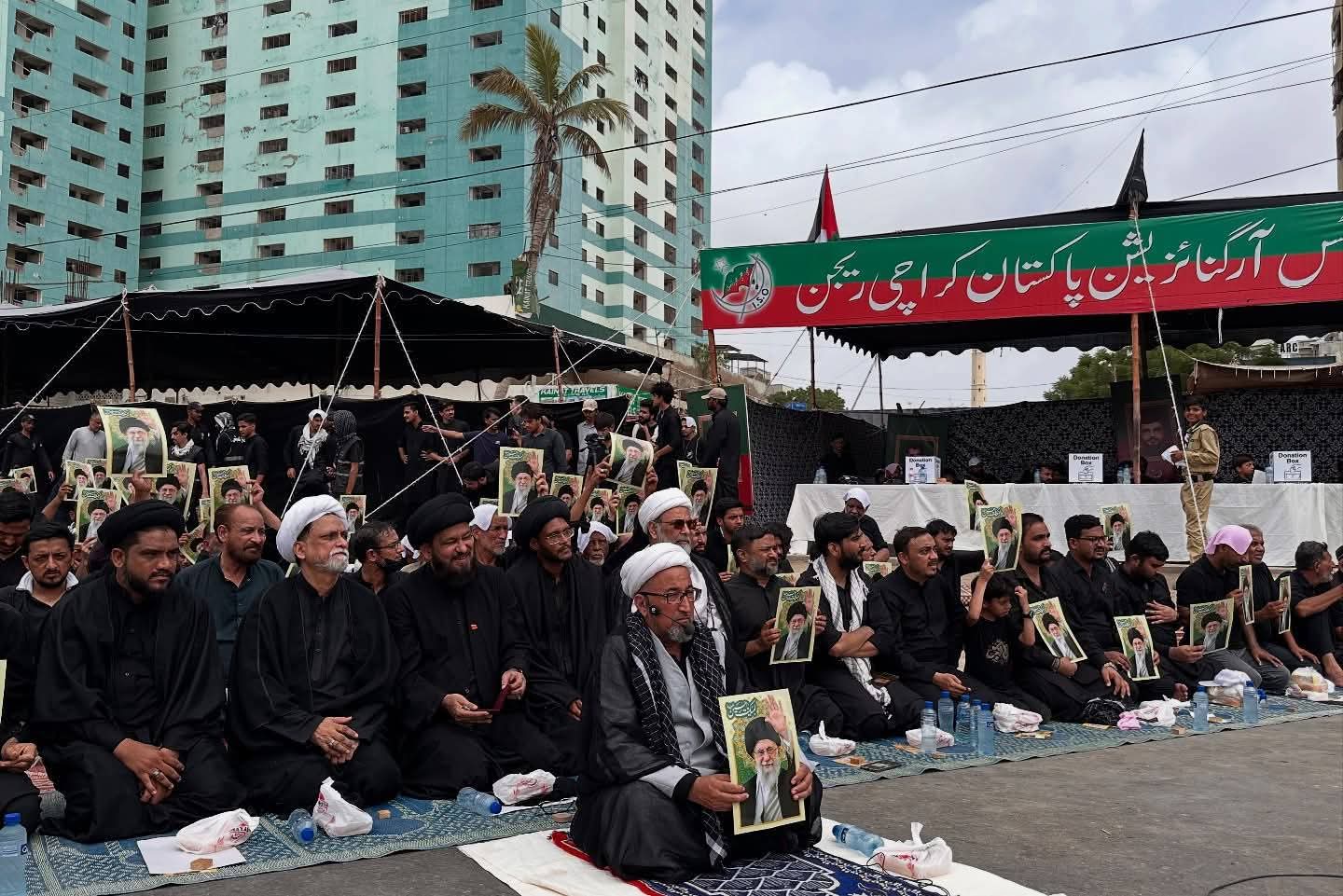 تصاویر/ تجدید بیعت عزاداران کراچی با رهبر معظم انقلاب در حین نمازِ دسته عزاداری
