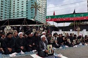 تصاویر/ کراچی کے جلوسِ عزاء میں نماز کے دوران عزاداران کا رہبرِ معظم آیت اللہ خامنہ ای سے تجدیدِ عہد
