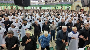 حرکت نمادین نمازگزاران همدانی؛ ایستادگی با کفن در خط مقدم دفاع از انقلاب+عکس و فیلم
