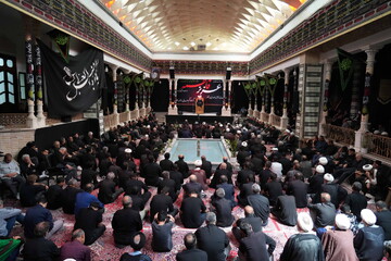 تصاویر / مراسم عزاداری روز تاسوعای حسینی در بیت مرحوم آیت الله العظمی بروجردی (ره)