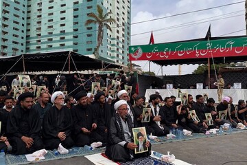 تصاویر/ تجدید بیعت عزاداران کراچی با رهبر معظم انقلاب در حین نمازِ دسته عزاداری