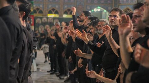 تصاویر/مراسم عزاداری شب تاسوعا هیئات مذهبی آران و بیدگل در حرم هلال بن علی (ع)