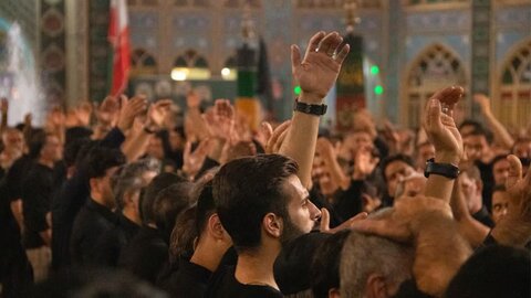 تصاویر/مراسم عزاداری شب تاسوعا هیئات مذهبی آران و بیدگل در حرم هلال بن علی (ع)