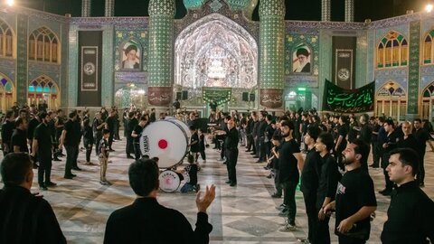 تصاویر/مراسم عزاداری شب تاسوعا هیئات مذهبی آران و بیدگل در حرم هلال بن علی (ع)