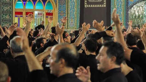 تصاویر/مراسم عزاداری شب تاسوعا هیئات مذهبی آران و بیدگل در حرم هلال بن علی (ع)