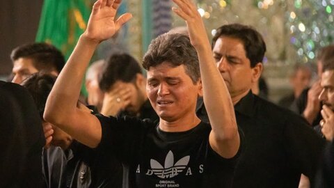 تصاویر/مراسم عزاداری شب تاسوعا هیئات مذهبی آران و بیدگل در حرم هلال بن علی (ع)