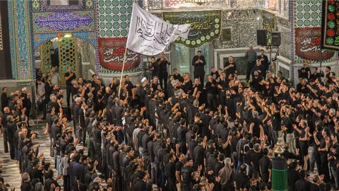 تصاویر/مراسم عزاداری شب تاسوعا هیئات مذهبی آران و بیدگل در حرم هلال بن علی (ع)