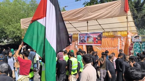 سرینگر میں آٹھویں محرم کا عظیم جلوس عزا: کشمیر بھر سے عزاداروں کی شرکت، فلسطین سے یکجہتی اور رہبرِ انقلاب سے وابستگی کا والہانہ اظہار