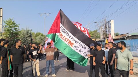 سرینگر میں آٹھویں محرم کا عظیم جلوس عزا: کشمیر بھر سے عزاداروں کی شرکت، فلسطین سے یکجہتی اور رہبرِ انقلاب سے وابستگی کا والہانہ اظہار