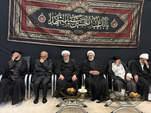 تصاویر / مراسم عزاداری روز تاسوعای حسینی در بیت آیت الله العظمی نوری همدانی