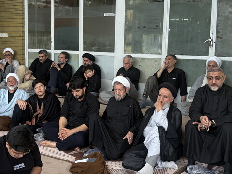 تصاویر / مراسم عزاداری روز تاسوعای حسینی در بیت آیت الله العظمی سیستانی در قم