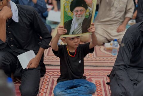 کراچی کے جلوسِ عزاء میں نماز کے دوران عزاداران کا رہبرِ معظم آیت اللہ خامنہ ای سے تجدیدِ عہد