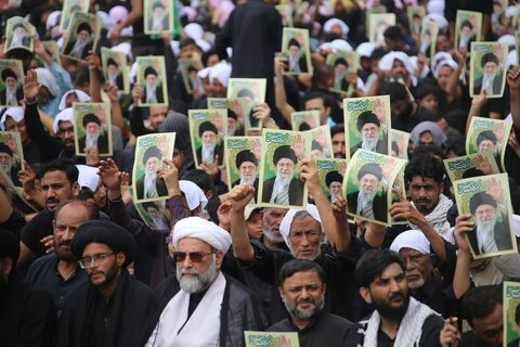کراچی کے جلوسِ عزاء میں نماز کے دوران عزاداران کا رہبرِ معظم آیت اللہ خامنہ ای سے تجدیدِ عہد