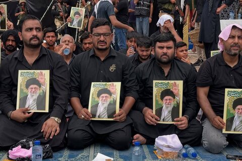 کراچی کے جلوسِ عزاء میں نماز کے دوران عزاداران کا رہبرِ معظم آیت اللہ خامنہ ای سے تجدیدِ عہد