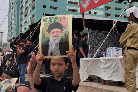 تجدید بیعت عزاداران کراچی با رهبر معظم انقلاب در حین نمازِ دسته عزاداری