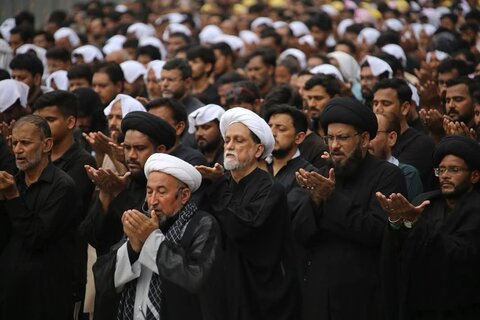 تجدید بیعت عزاداران کراچی با رهبر معظم انقلاب در حین نمازِ دسته عزاداری