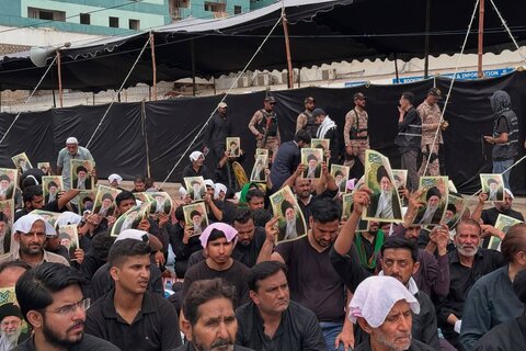 تجدید بیعت عزاداران کراچی با رهبر معظم انقلاب در حین نمازِ دسته عزاداری