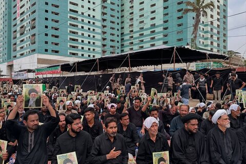 تجدید بیعت عزاداران کراچی با رهبر معظم انقلاب در حین نمازِ دسته عزاداری
