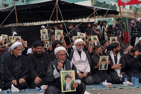تجدید بیعت عزاداران کراچی با رهبر معظم انقلاب در حین نمازِ دسته عزاداری