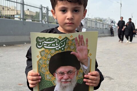 تجدید بیعت عزاداران کراچی با رهبر معظم انقلاب در حین نمازِ دسته عزاداری