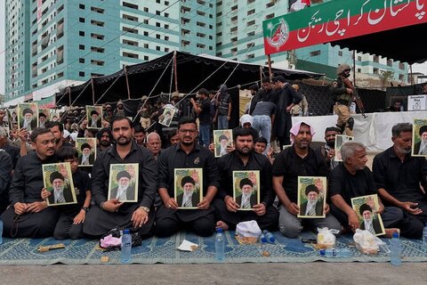 تجدید بیعت عزاداران کراچی با رهبر معظم انقلاب در حین نمازِ دسته عزاداری