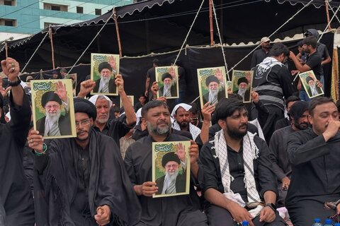 تجدید بیعت عزاداران کراچی با رهبر معظم انقلاب در حین نمازِ دسته عزاداری