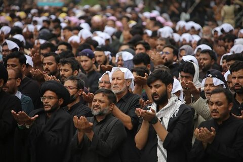 تجدید بیعت عزاداران کراچی با رهبر معظم انقلاب در حین نمازِ دسته عزاداری
