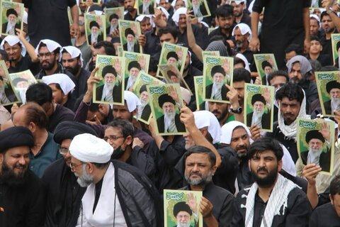 تجدید بیعت عزاداران کراچی با رهبر معظم انقلاب در حین نمازِ دسته عزاداری