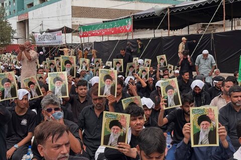 تجدید بیعت عزاداران کراچی با رهبر معظم انقلاب در حین نمازِ دسته عزاداری