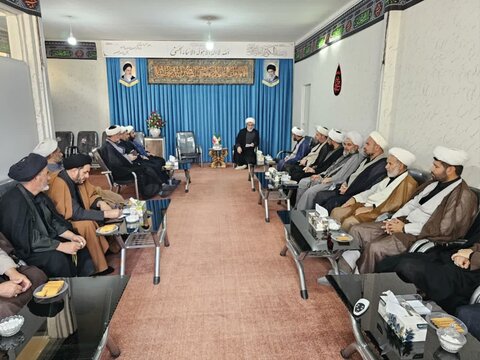 تصاویر /  نشست روحانیون ومبلغین بویین زهرا با مسئول نمایندگی ولی فقیه در سپاه استان قزوین