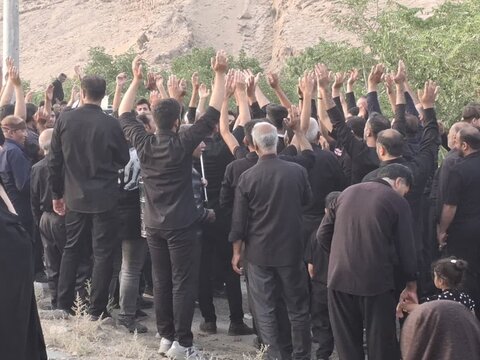 تصاویر/مراسم تاسوعای حسینی در روستای خنب کاشان