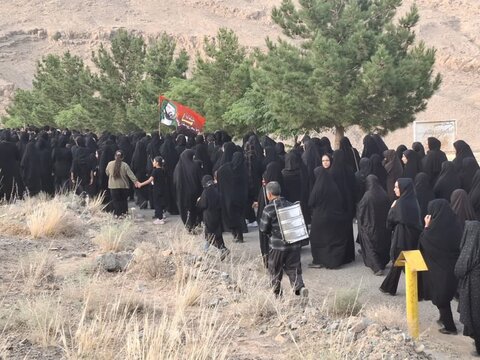 تصاویر/مراسم تاسوعای حسینی در روستای خنب کاشان