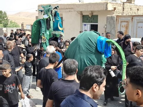 تصاویر/مراسم تاسوعای حسینی در روستای خنب کاشان
