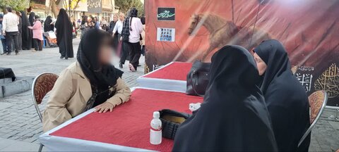 تصاویر/حضور مبلغین موسسه آموزش عالی ریحانة النبی اراک در غرفه محرم