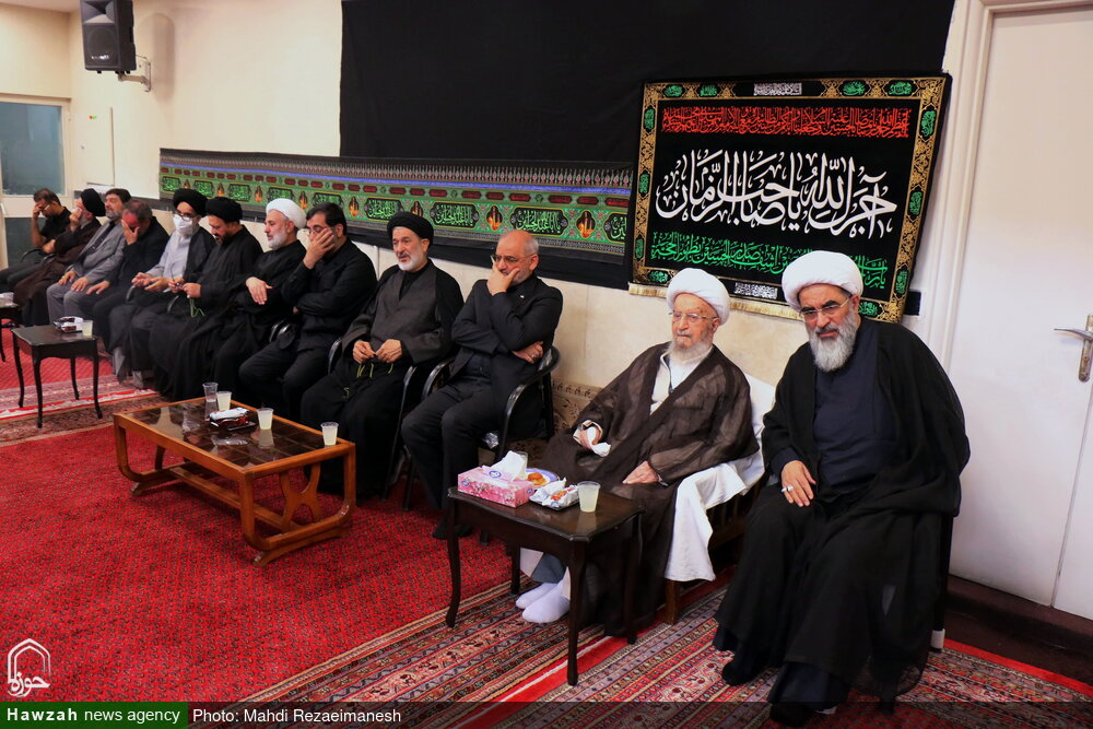 La présence du chef de cabinet du président à la cérémonie de deuil le jour de l'Achoura à la maison des grands érudits religieux à Qom