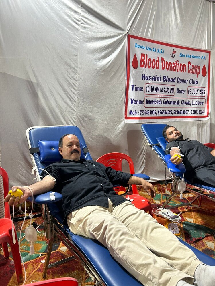 इमाम हुसैन (अ) के नाम पर अज़ादारो और विद्वानों ने किया रक्तदान