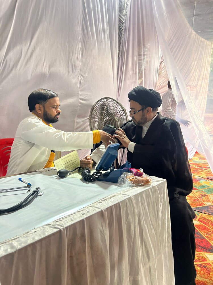 इमाम हुसैन (अ) के नाम पर अज़ादारो और विद्वानों ने किया रक्तदान