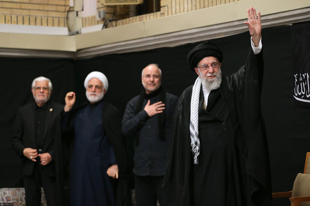 Hafla ya maombolezo ya usiku wa Ashura ya Husseini (as) katika Husainia ya Imam Khomeini huku ikihudhuriwa na Kiongozi wa Mapinduzi