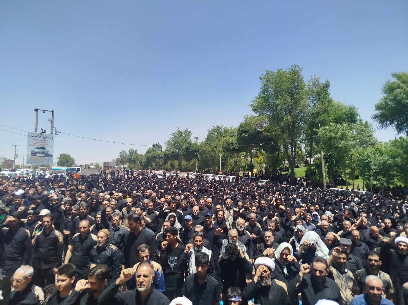تصاویر/ اقامه نماز ظهر عاشورا در نورآباد