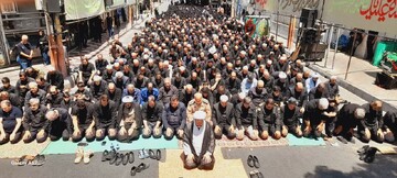 تصاویر/ اقامه نماز ظهر عاشورا در اسکو